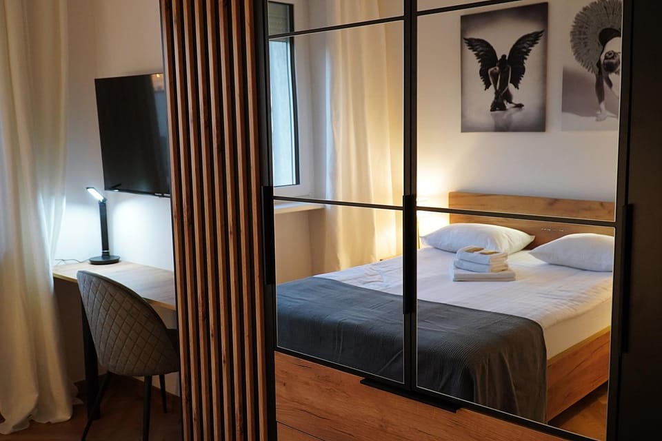 Bed, TV and multimedia, Photo of the whole room, Bedroom, towels