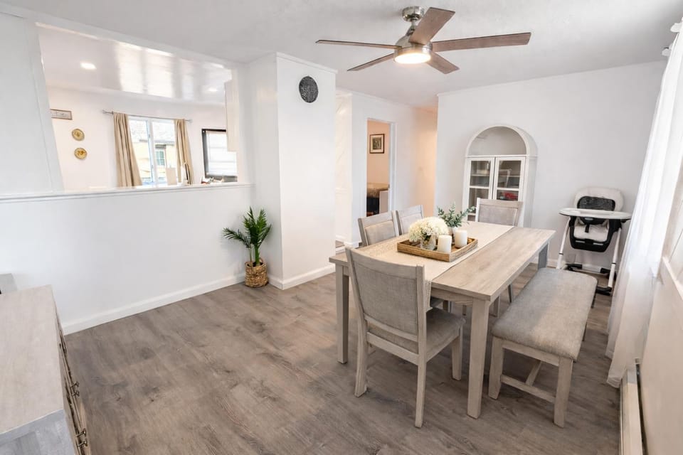 Mohegan Sun Getaway Large Group Retreat Apartment in Danielson