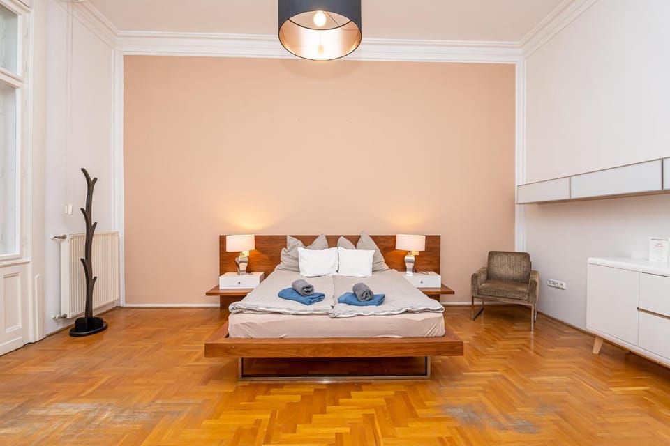 Bed, Bedroom, towels