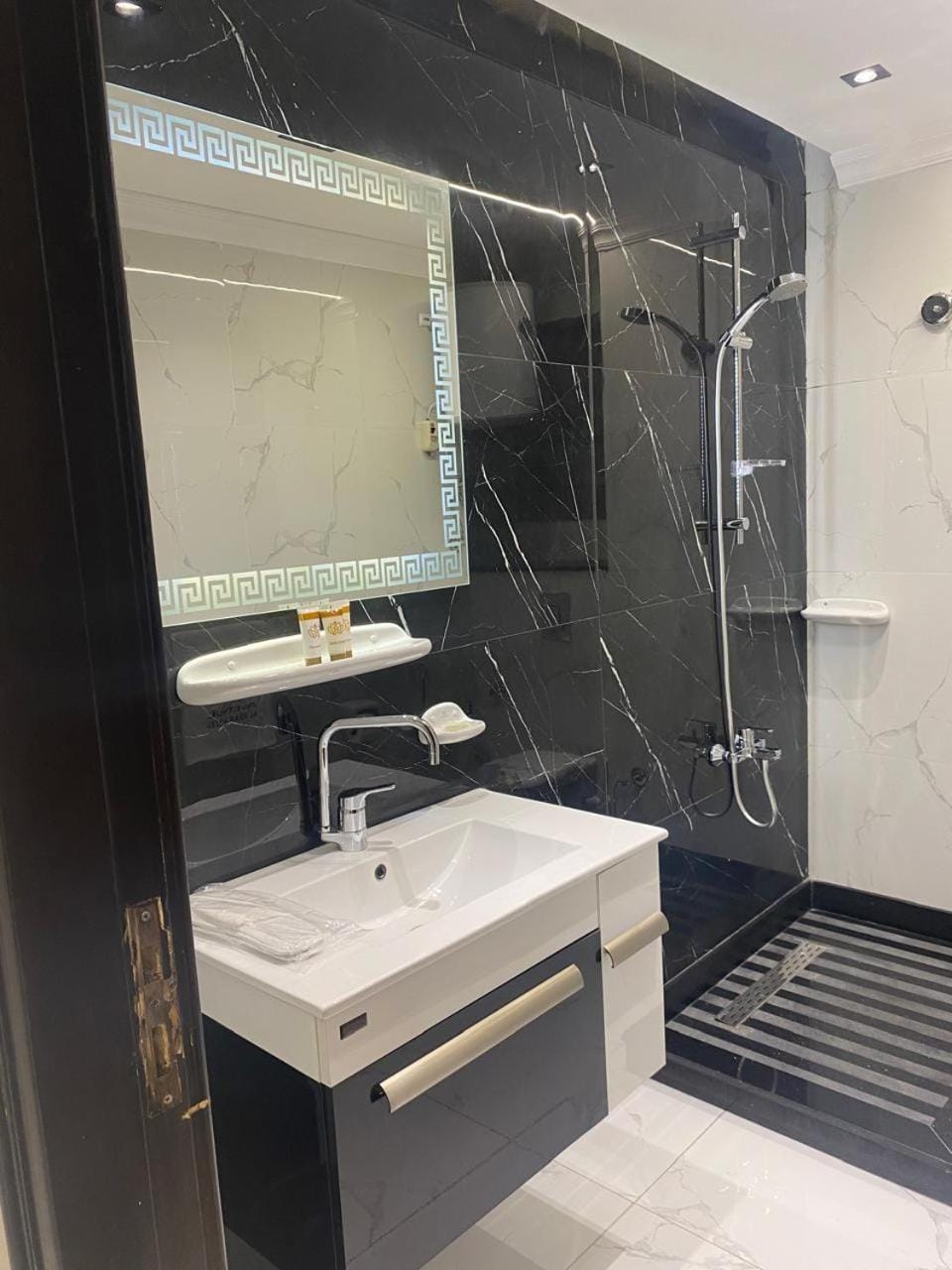 Shower, Bathroom, towels
