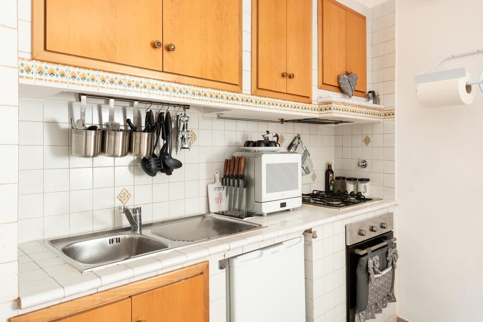 Coffee/tea facilities, Kitchen or kitchenette, dishwasher, stove