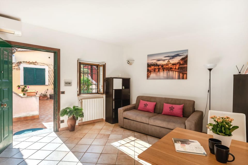 TV and multimedia, Kitchen or kitchenette, Living room, Seating area