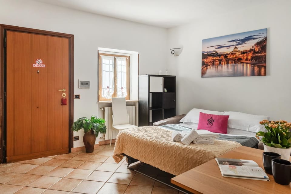 Bed, TV and multimedia, Living room, Photo of the whole room, Seating area, Bedroom, wardrobe