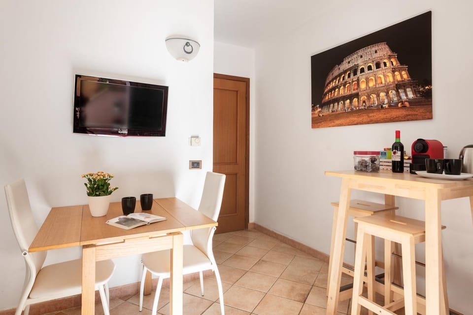 TV and multimedia, Coffee/tea facilities, Kitchen or kitchenette, Food and drinks, Dining area, Food, Drinks