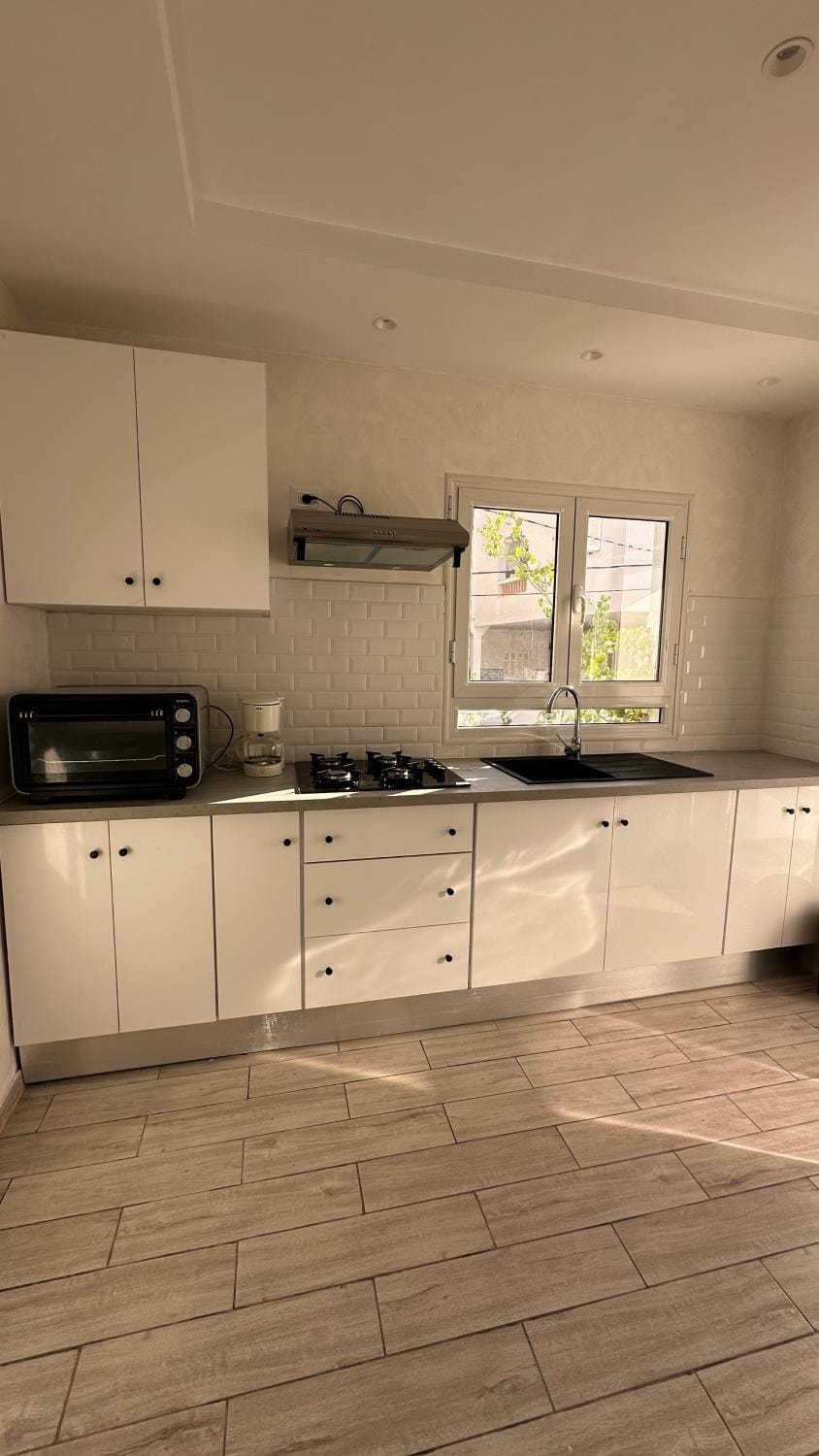 Kitchen or kitchenette, dishwasher, stove
