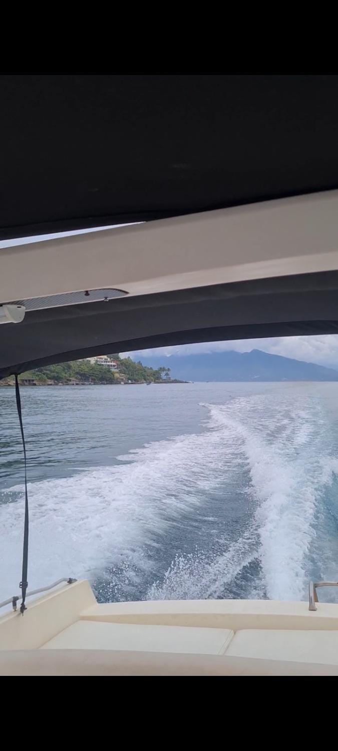 Passeio de Lancha 25 pés para 6 pessoas em Ilhabela Docked boat in São Sebastião