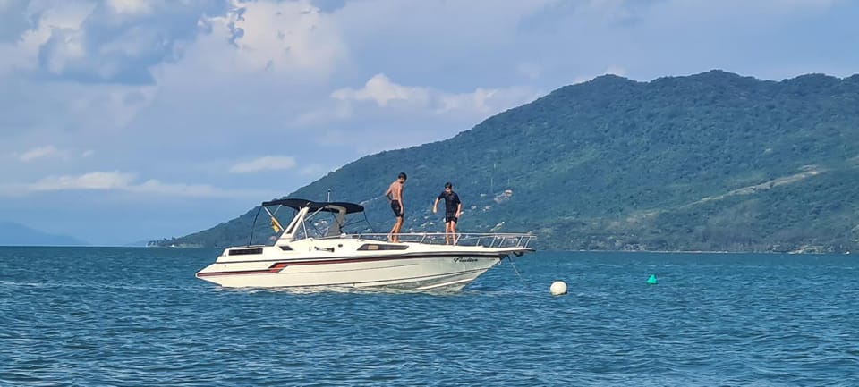 Passeio de Lancha 25 pés para 6 pessoas em Ilhabela Docked boat in São Sebastião