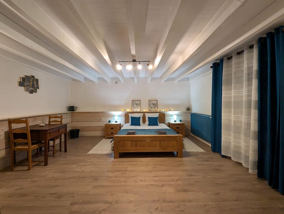 Photo of the whole room, Bedroom