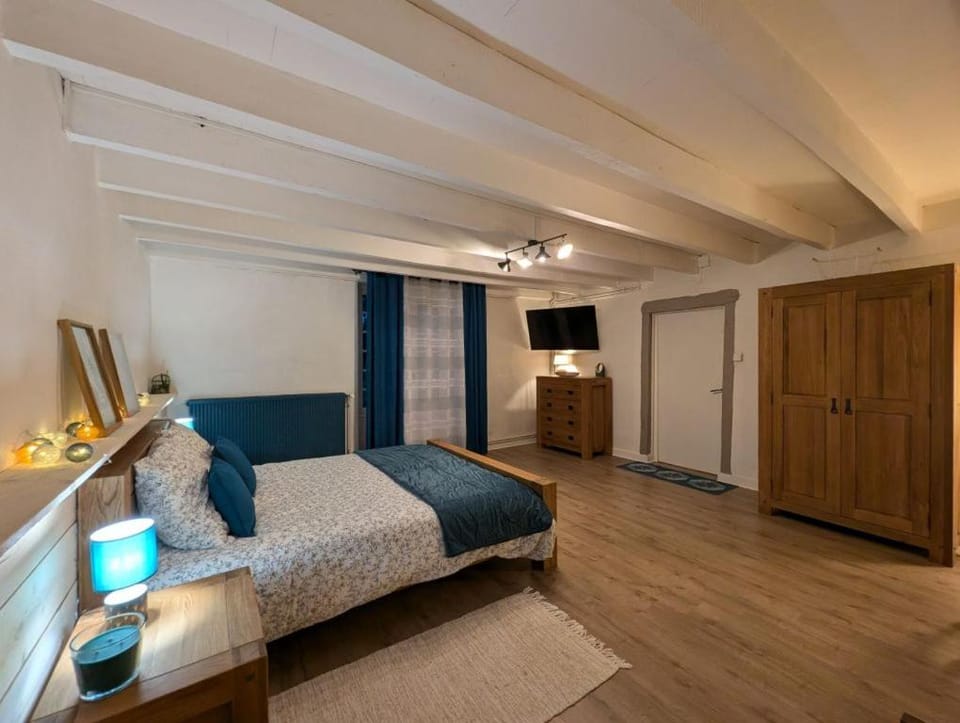 Bed, Photo of the whole room, Bedroom, wardrobe