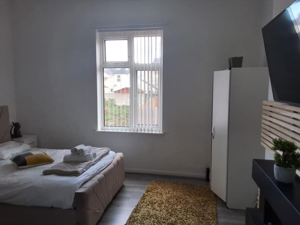 Bed, TV and multimedia, Photo of the whole room, Bedroom