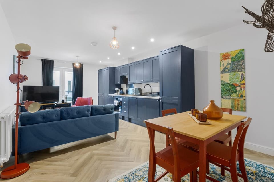 Kitchen or kitchenette, Living room, Seating area, Dining area
