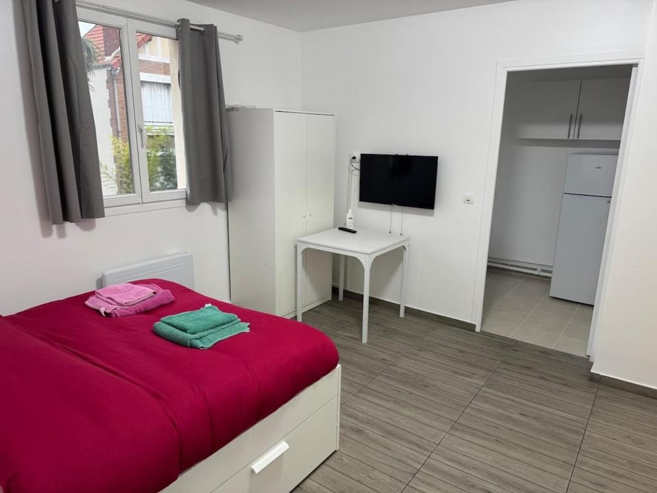 Bed, TV and multimedia, Photo of the whole room, wardrobe