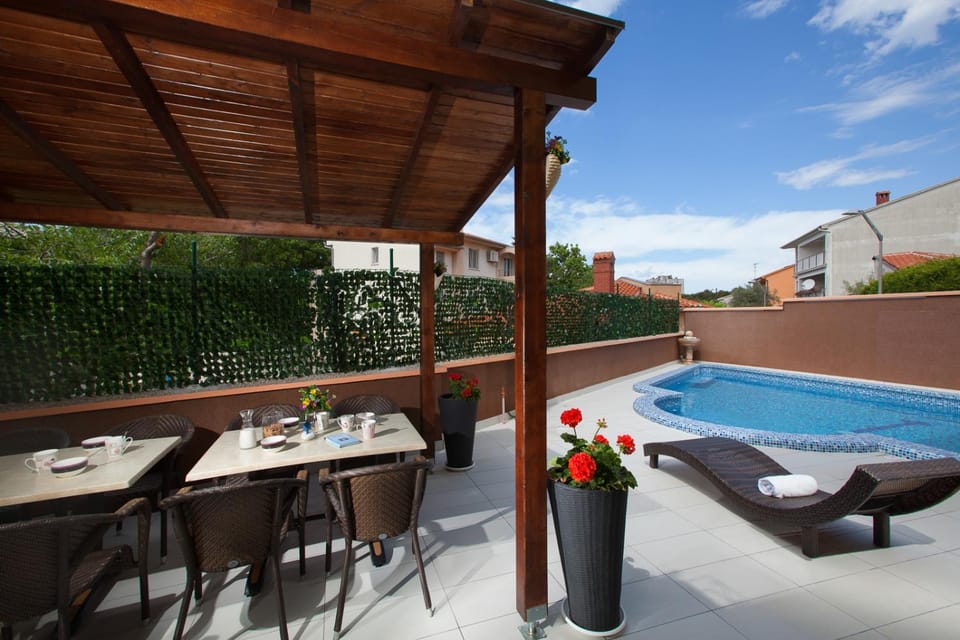 Area and facilities, Swimming pool