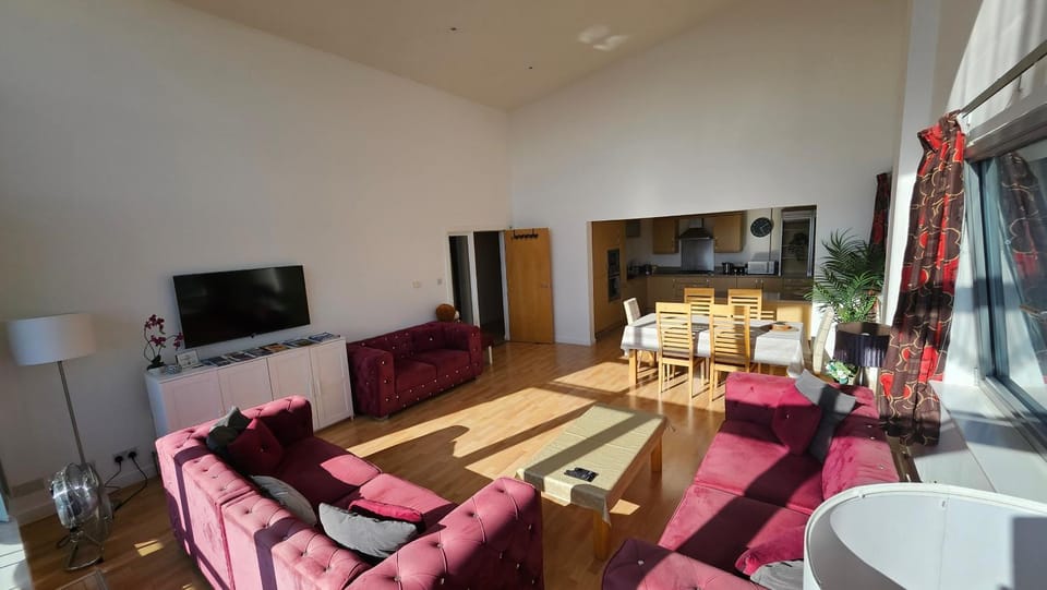 Communal lounge/ TV room, Living room, Dining area