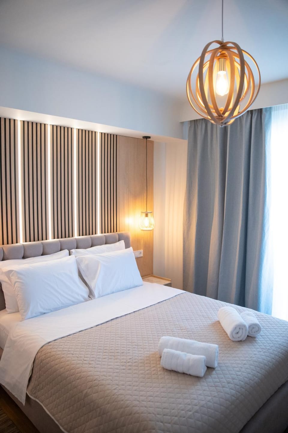 Bed, Bedroom, towels