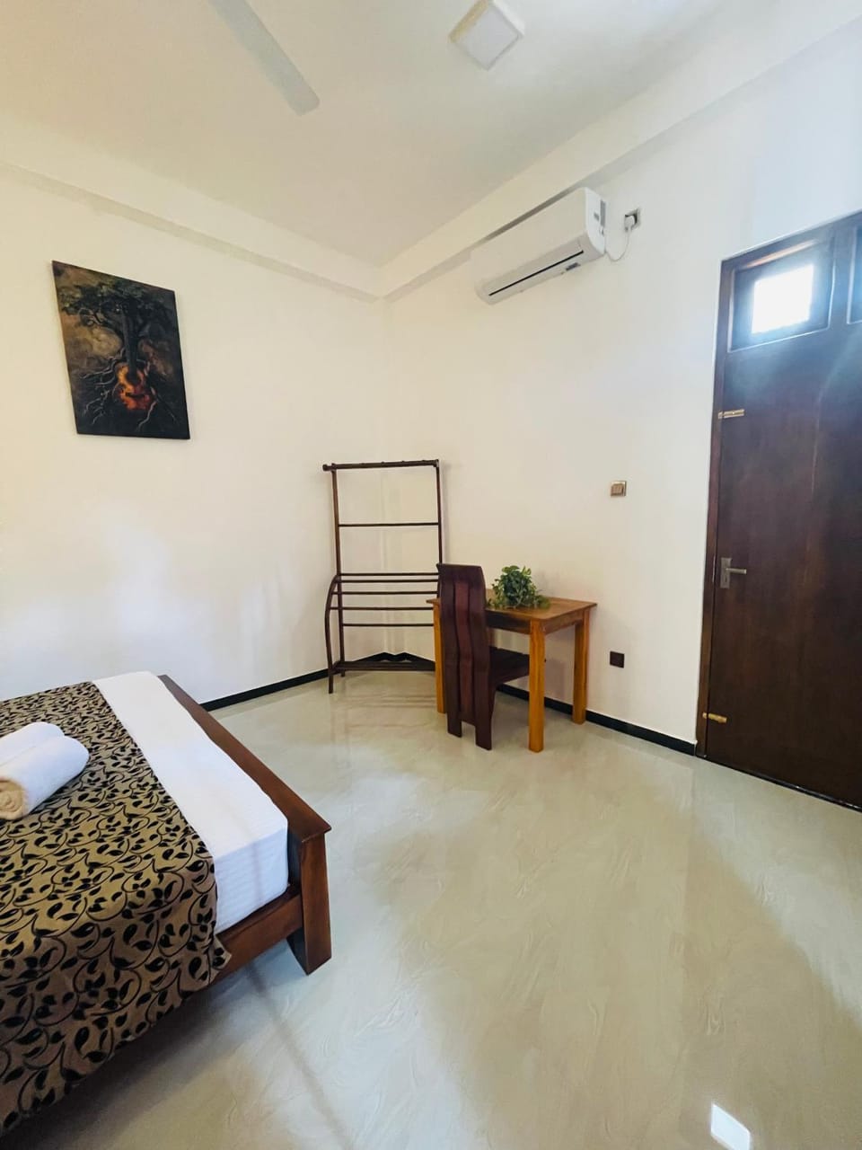 Bed, Photo of the whole room, Seating area, Bedroom, air conditioner