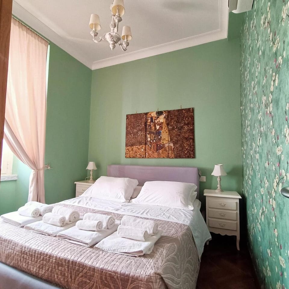 Photo of the whole room, Bedroom, towels