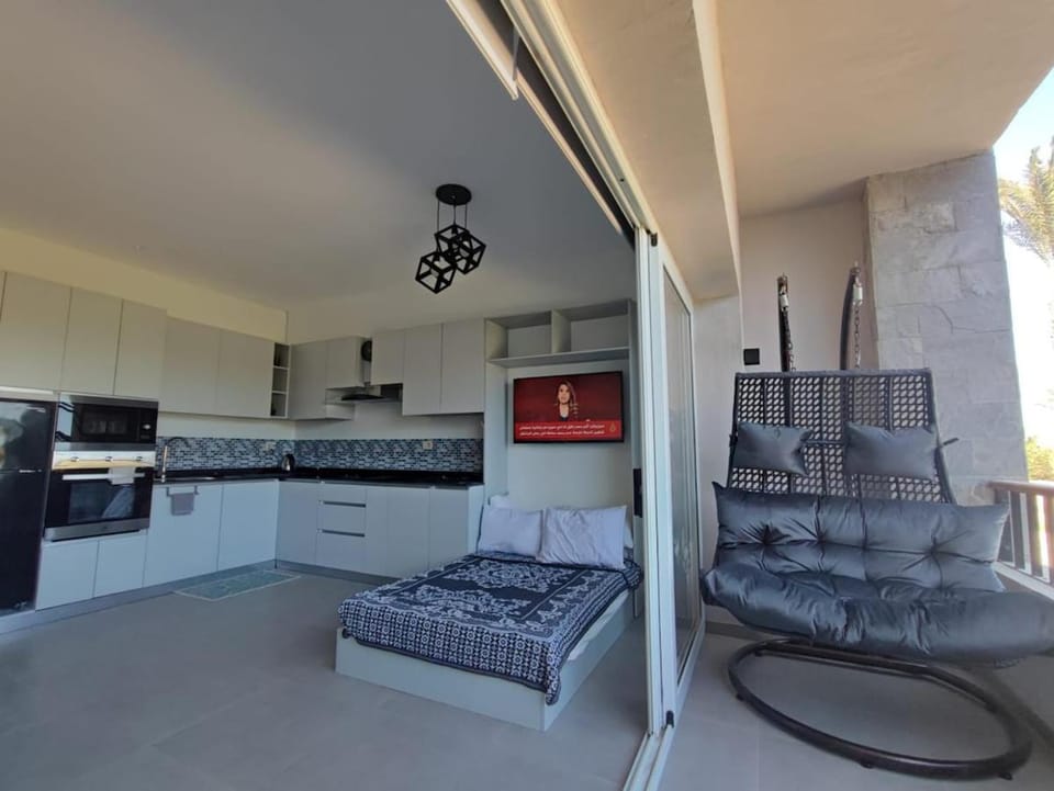 Bed, Kitchen or kitchenette, oven, stove