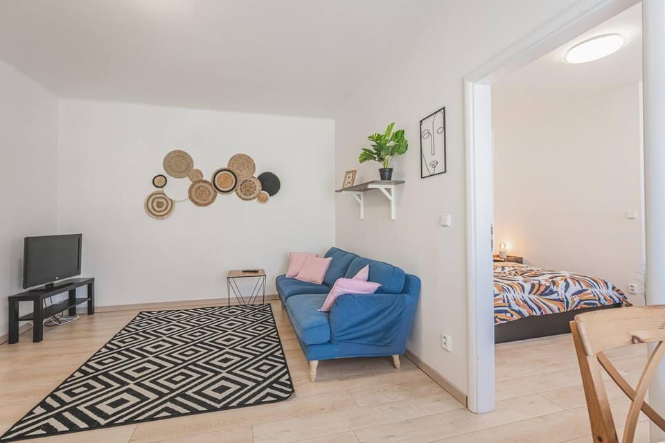 Bed, TV and multimedia, Living room, Seating area, Evening entertainment, Bedroom