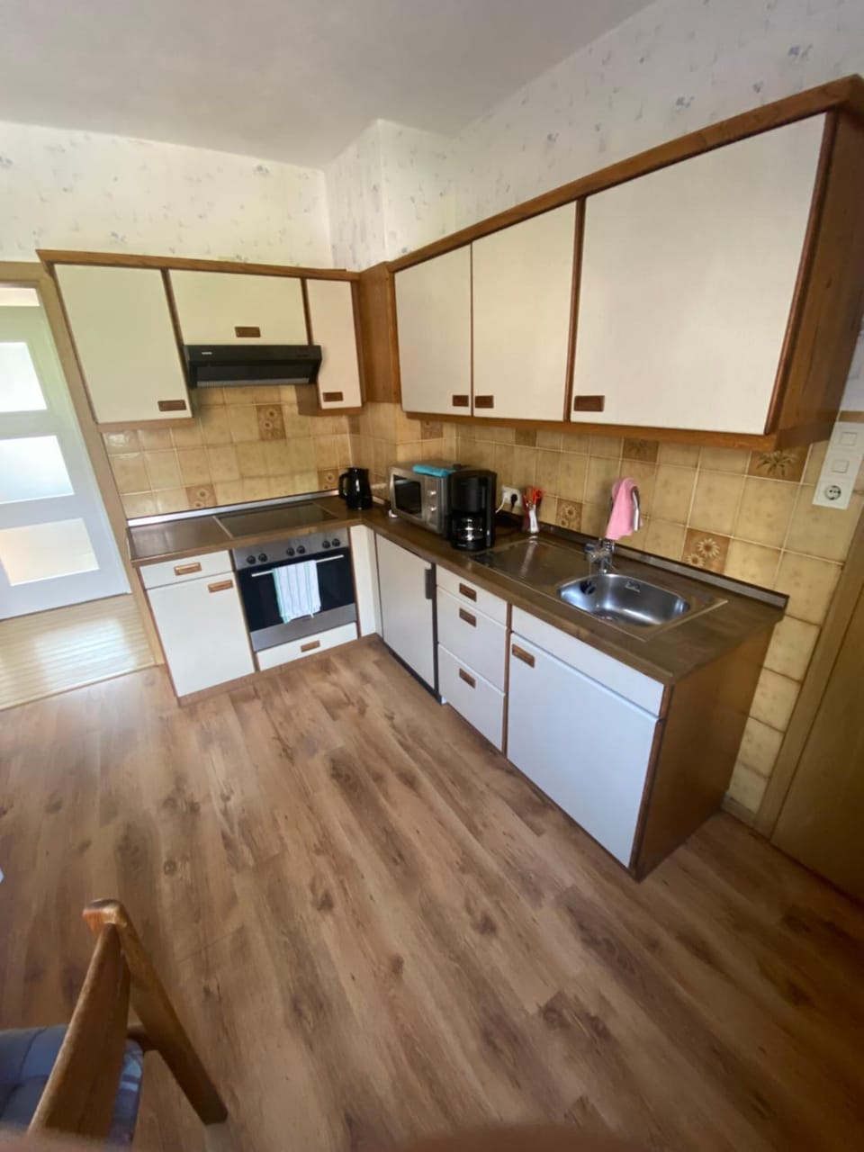 Kitchen or kitchenette, minibar, stove