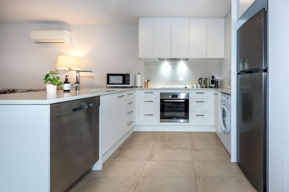 Coffee/tea facilities, Kitchen or kitchenette, dishwasher, oven, stove, toaster
