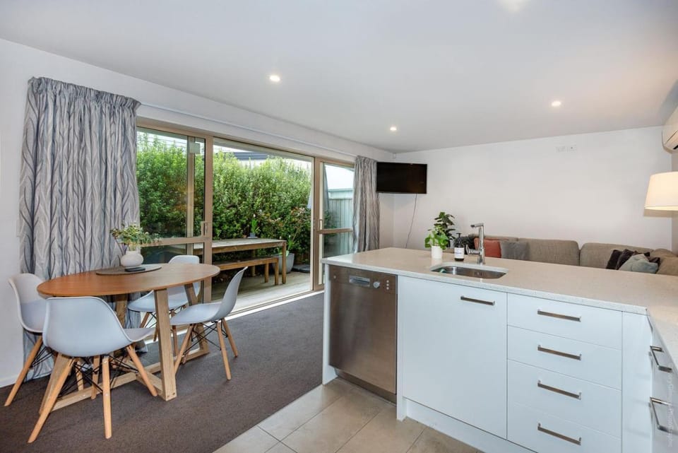 TV and multimedia, Kitchen or kitchenette, Living room, Seating area, Dining area