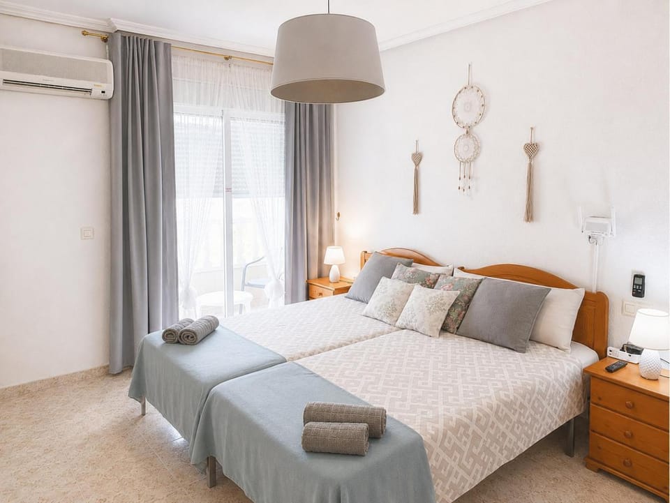 Bed, Balcony/Terrace, Photo of the whole room, Bedroom, towels, air conditioner