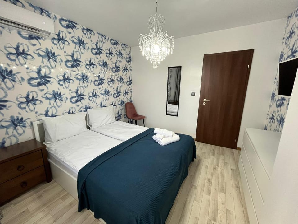 Bed, TV and multimedia, Photo of the whole room, Bedroom, towels, wardrobe