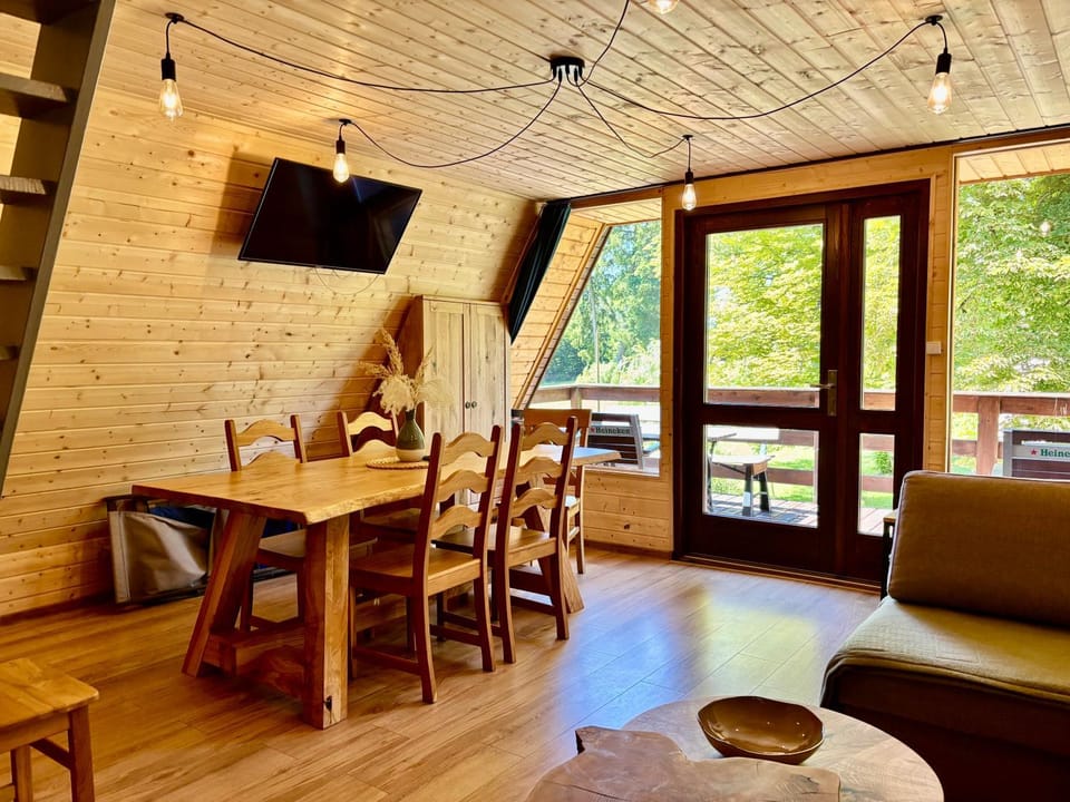 TV and multimedia, Living room, Seating area, Dining area