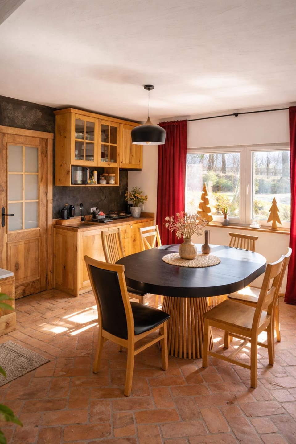 Kitchen or kitchenette, Dining area