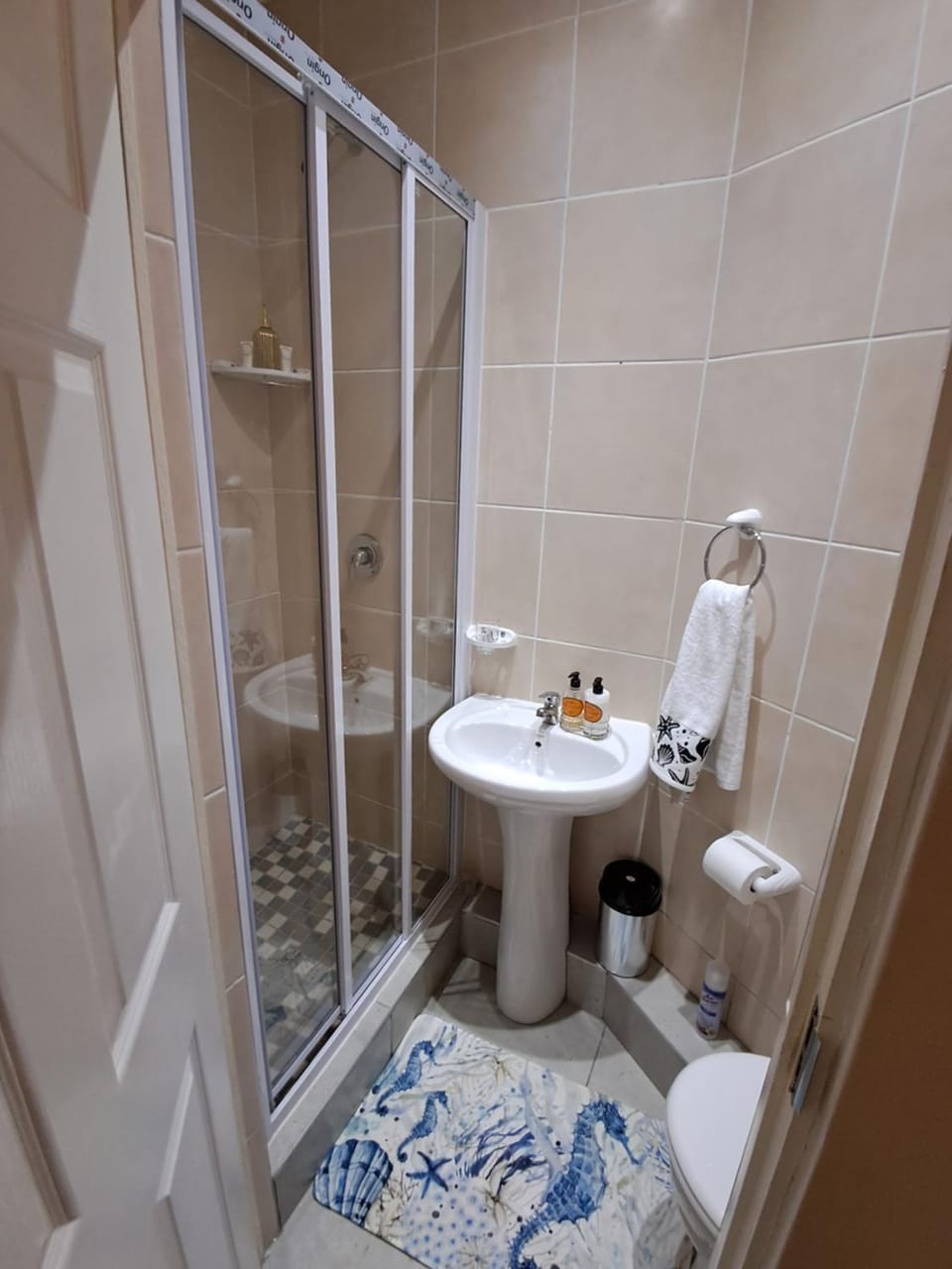 Shower, Toilet, Bathroom, towels