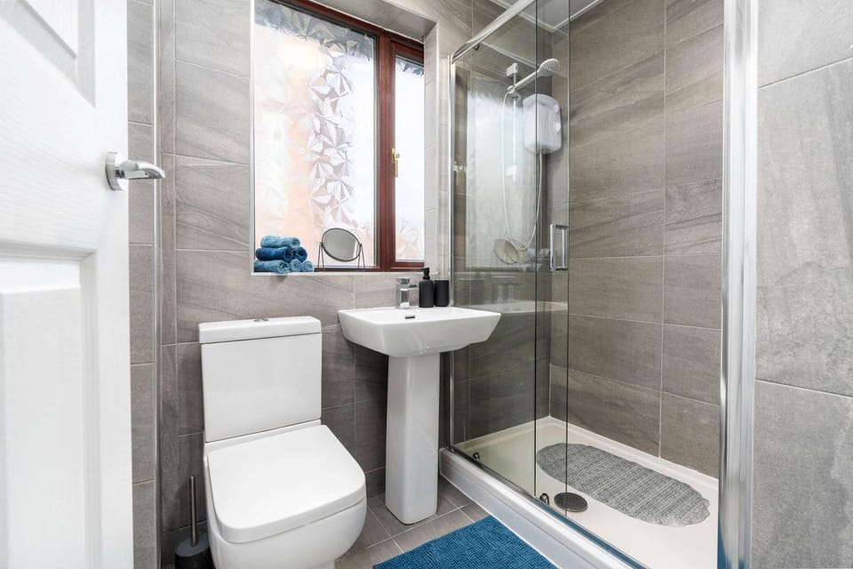 Shower, Toilet, Bathroom, towels
