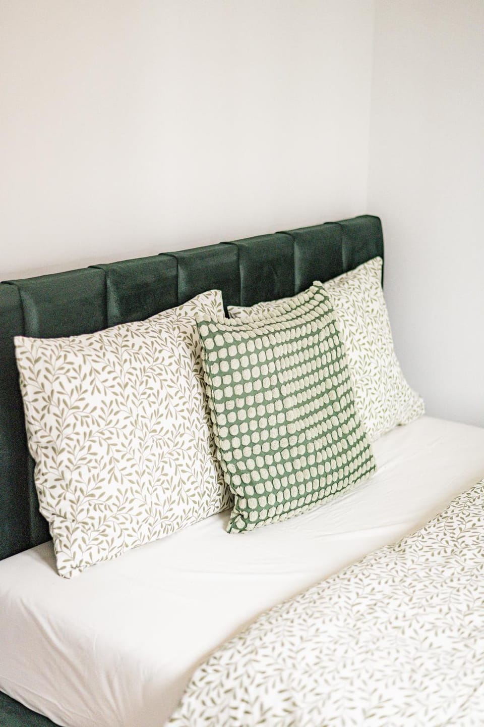 Bed, Photo of the whole room, Seating area, Bedroom