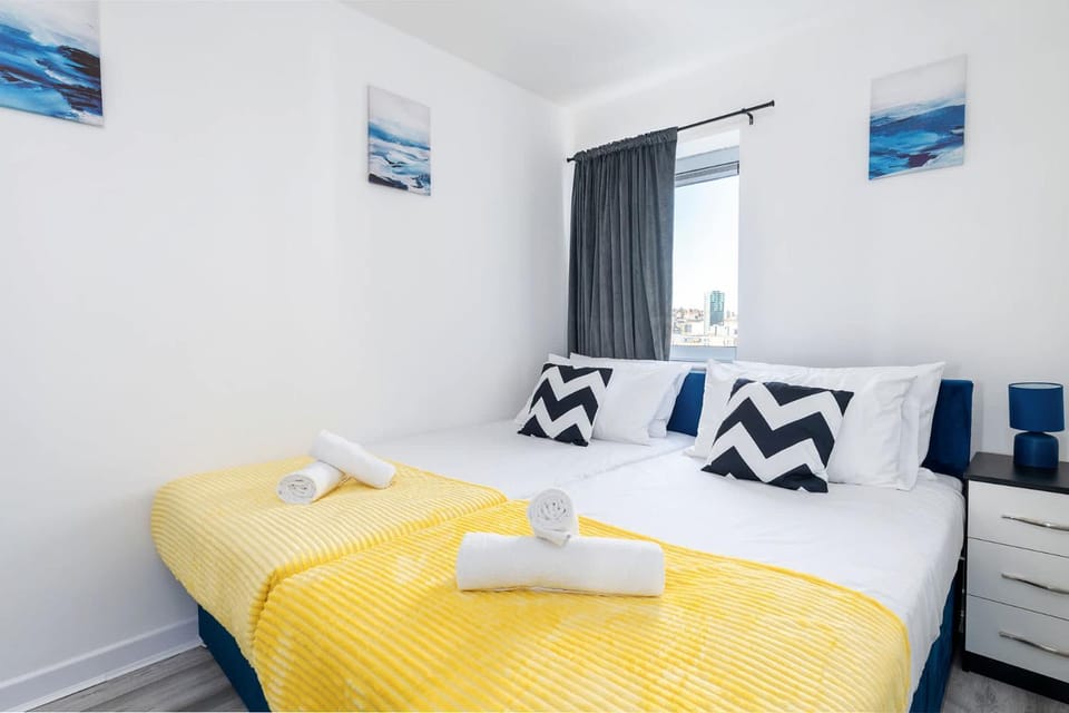 Bed, Photo of the whole room, Decorative detail, Bedroom, towels