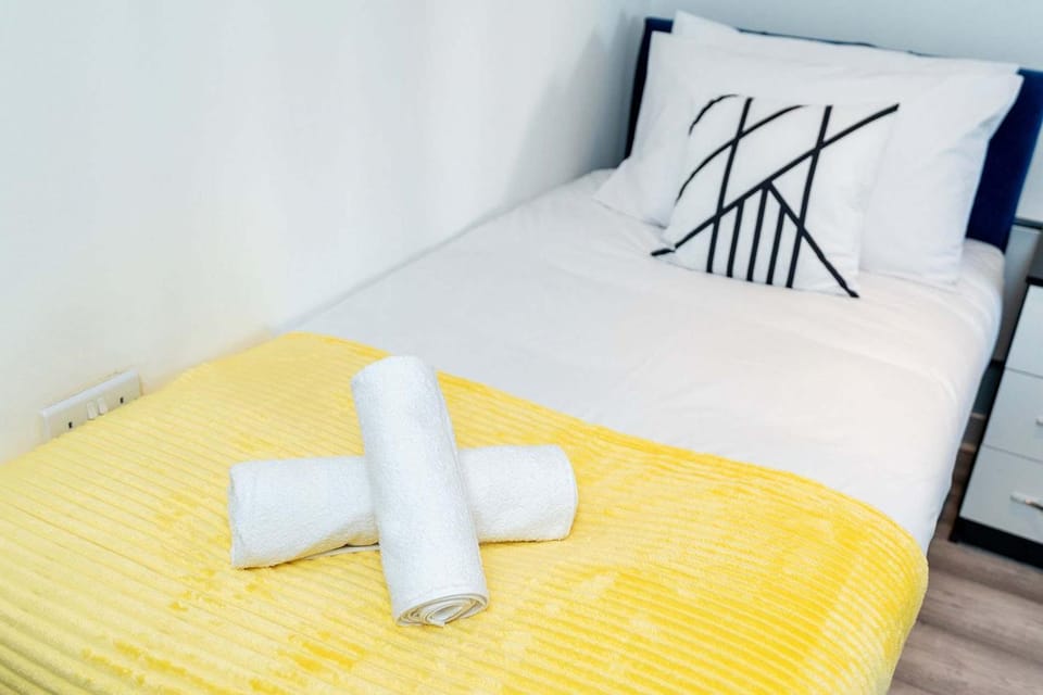 Bed, Bedroom, towels