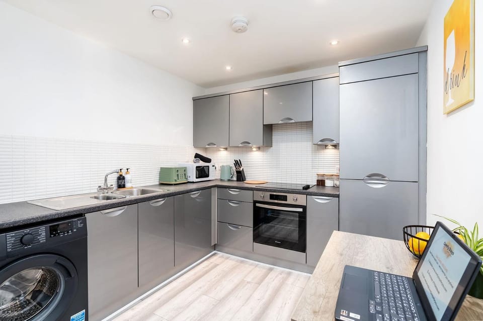 Coffee/tea facilities, Kitchen or kitchenette, dishwasher, oven, stove, toaster, washing machine, dryer