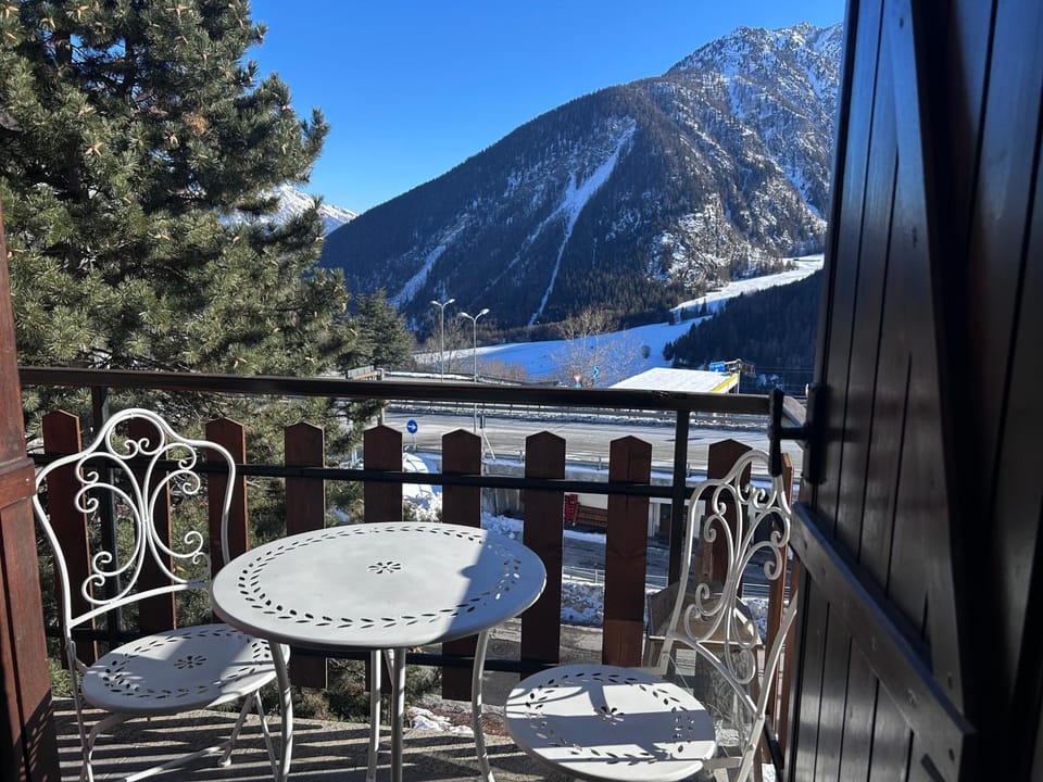 Natural landscape, View (from property/room), Balcony/Terrace, Dining area, Mountain view