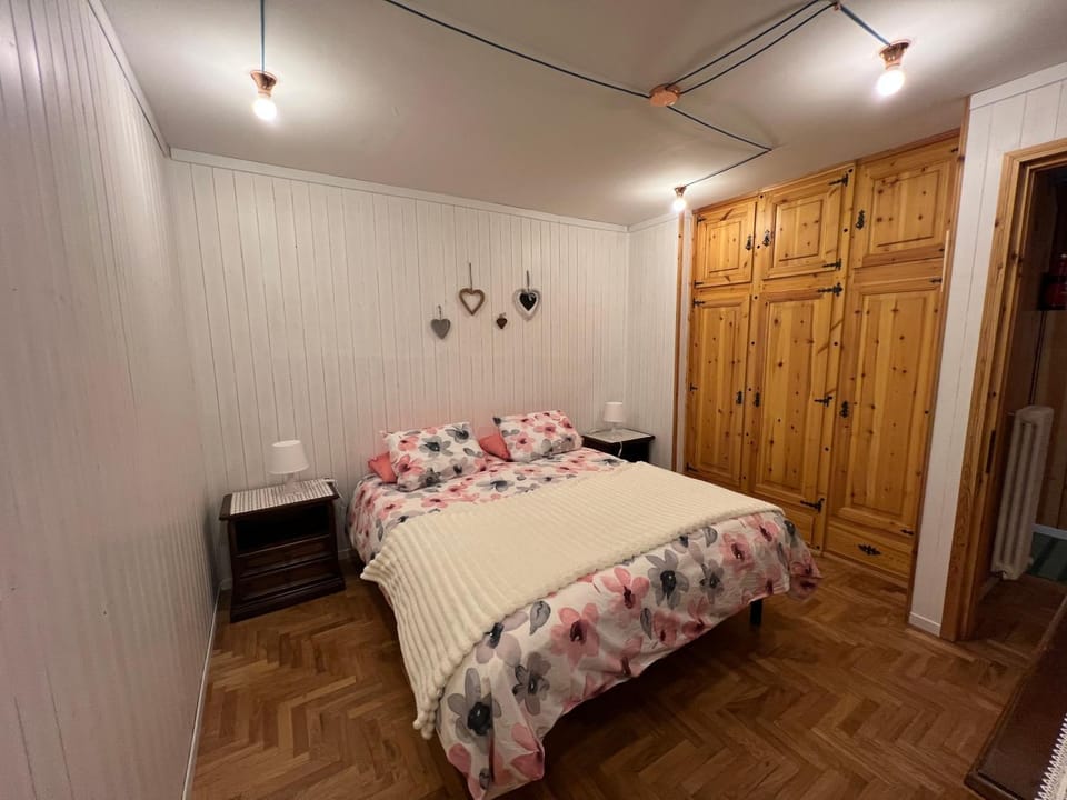 Bed, Photo of the whole room, Bedroom, wardrobe