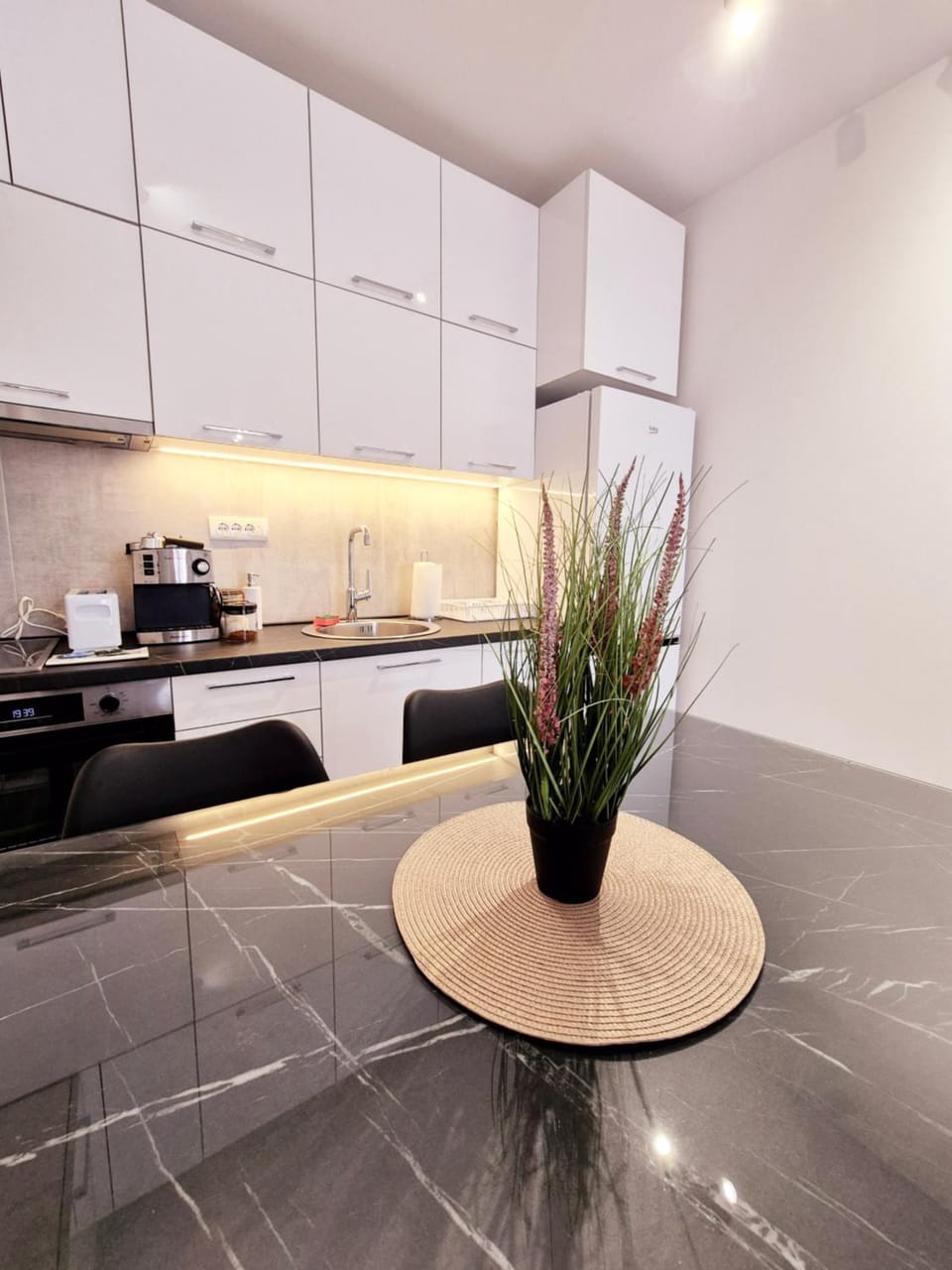 Coffee/tea facilities, Kitchen or kitchenette, stove