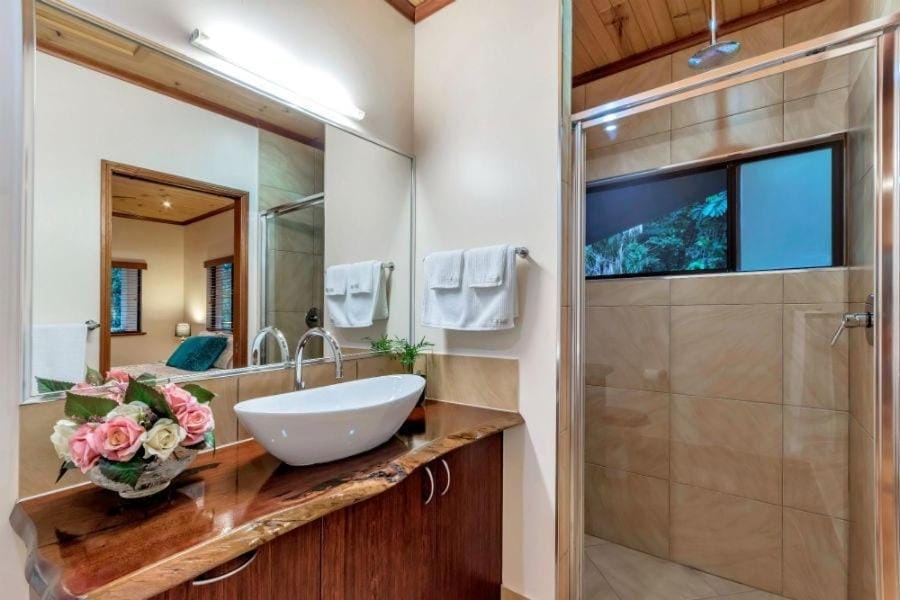 Secluded Romantic Getaway For Two - Kuranda Queensland Villa in Kuranda