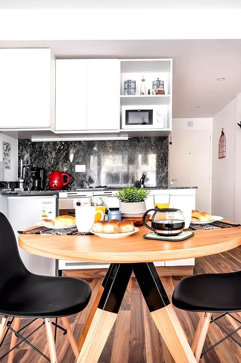 Living room, Food and drinks, Seating area, Food
