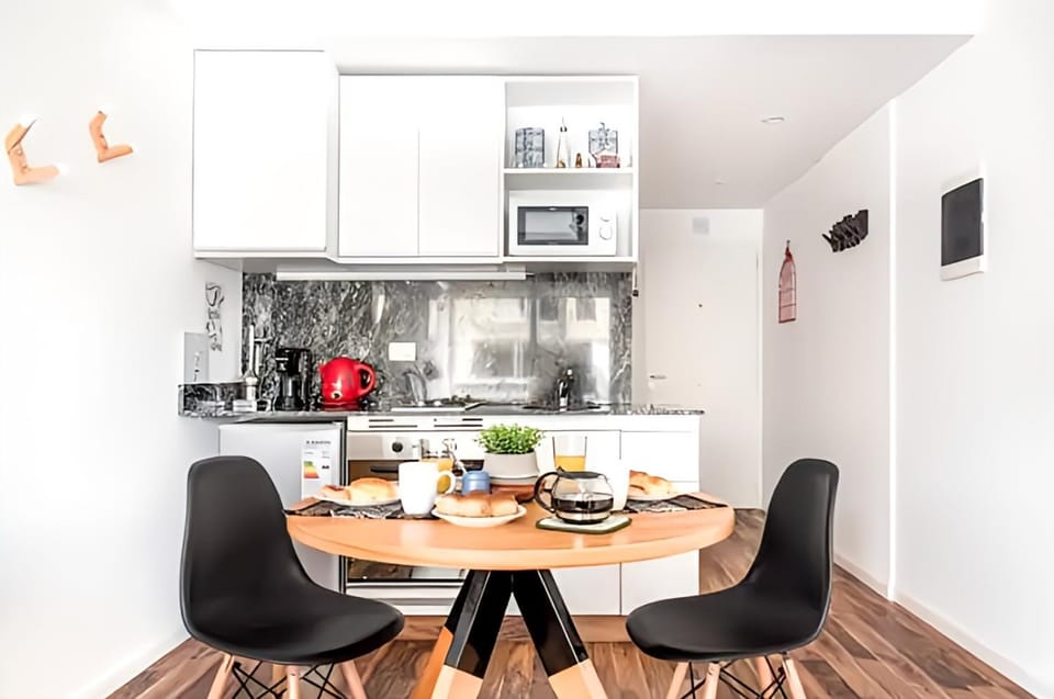 Coffee/tea facilities, Kitchen or kitchenette, Living room, Seating area, Dining area, minibar, toaster