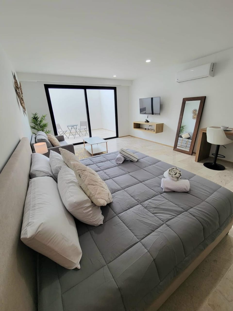 Bed, TV and multimedia, Living room, Seating area, Bedroom, towels, air conditioner