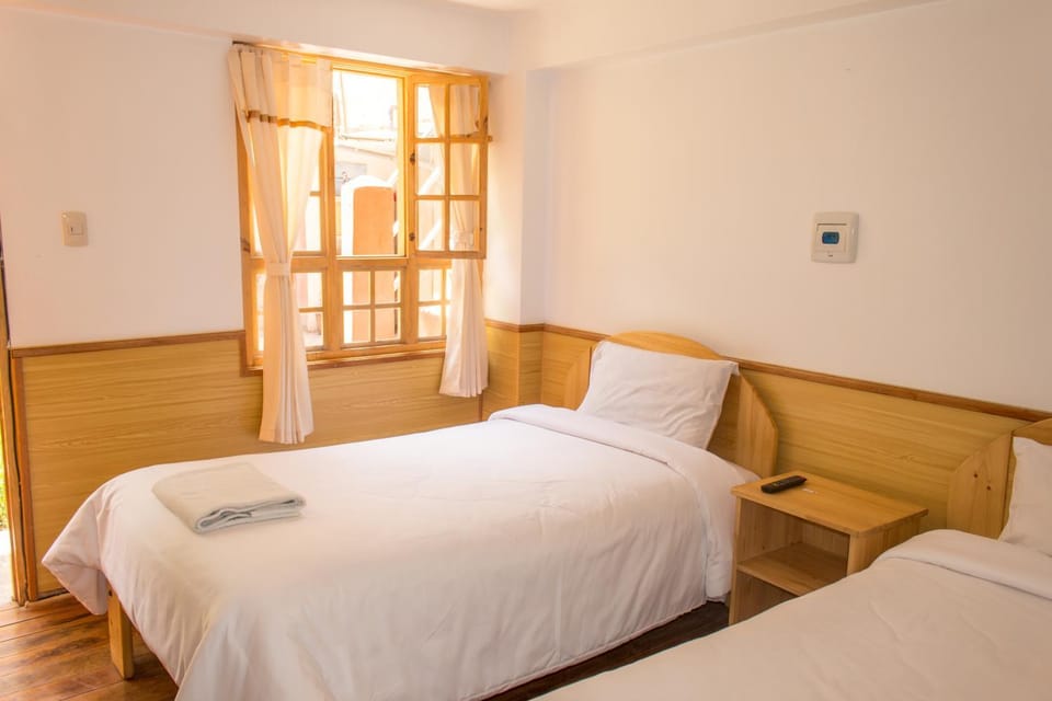 Photo of the whole room, Decorative detail, Garden view