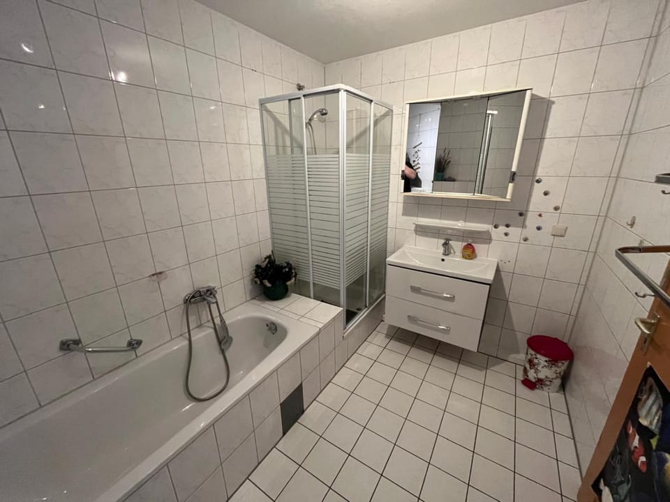 Schönes Haus mit 4 Schlafzimmer Küche Bad WC & Wohnzimmer 2 Parkplätze Apartment in Lower Saxony, Germany