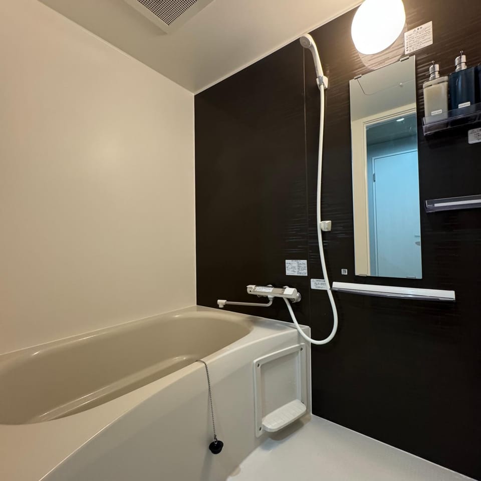 美女と野獣の世界に浸れる宿 駅から難波まで15分で新築 Apartment hotel in Osaka