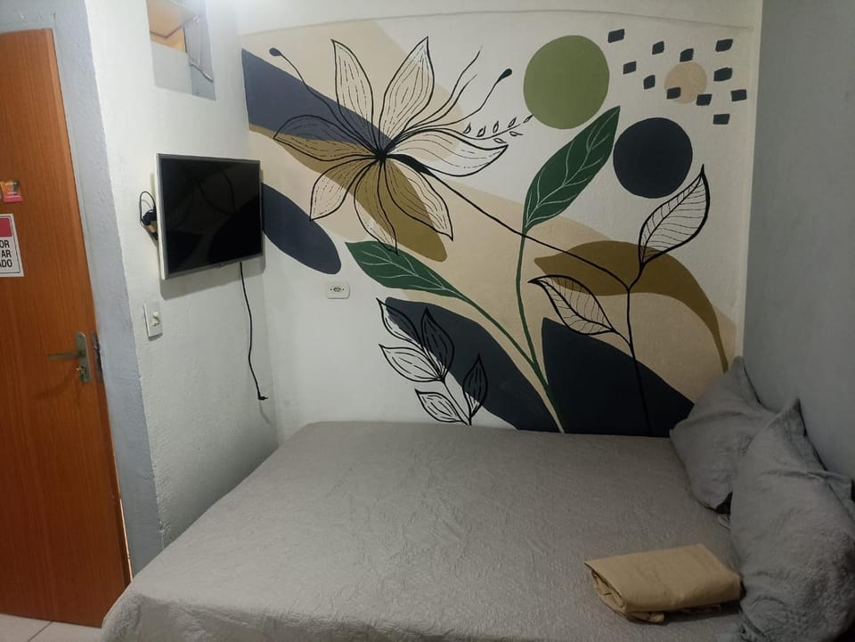 Bed, TV and multimedia, Photo of the whole room, Bedroom