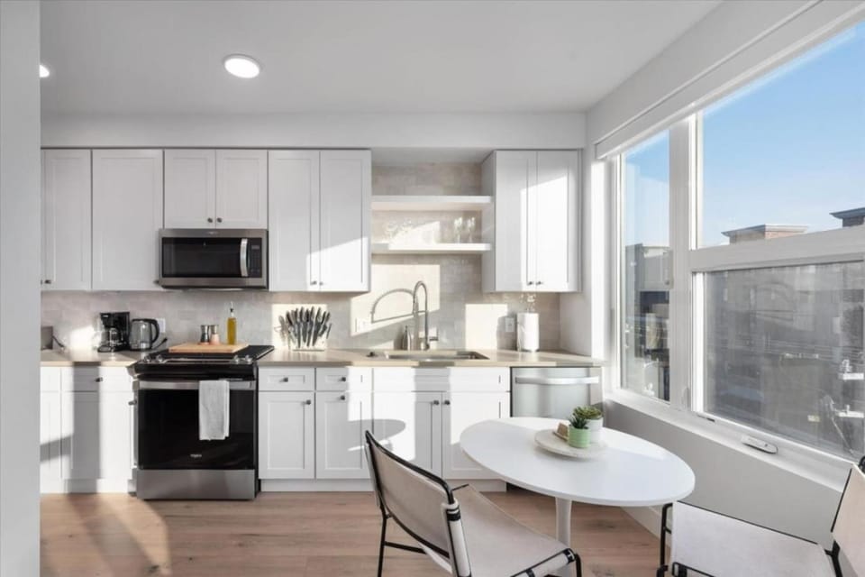 Vibrant 1BD 1BA Pool, Gym, HTub, Bowling and More Apartment in Salt Lake City