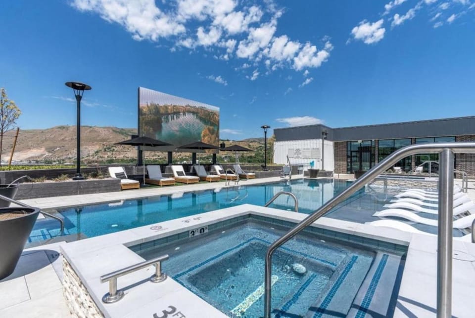 Vibrant 1BD 1BA Pool, Gym, HTub, Bowling and More Apartment in Salt Lake City