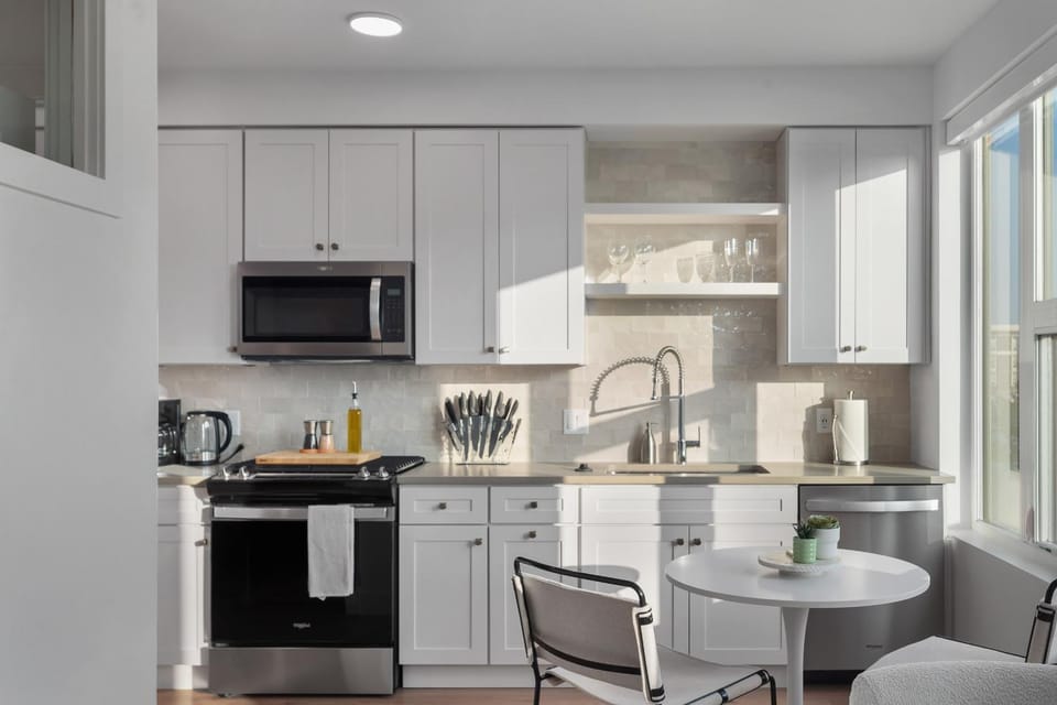 Kitchen or kitchenette, Dining area, oven